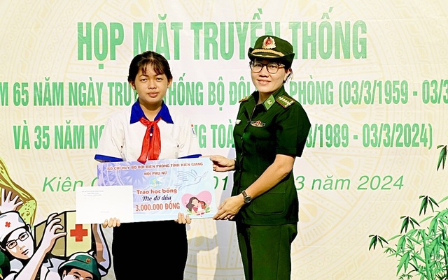 Đồng chí Lâm Thị Thu Ngân, Chủ tịch Hội Phụ nữ BĐBP tỉnh trao học bổng cho em Lê Tường Vân do Hội đỡ đầu.
