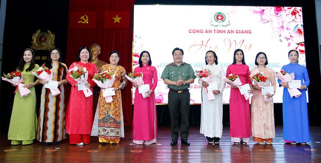 An Giang: Đảng uỷ, Ban Giám đốc Công an tỉnh tổ chức họp mặt kỷ niệm 114 năm Ngày Quốc tế Phụ nữ 8/3- Ảnh 4.