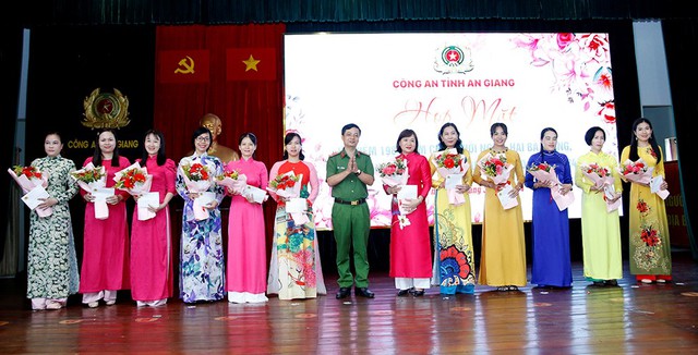 An Giang: Đảng uỷ, Ban Giám đốc Công an tỉnh tổ chức họp mặt kỷ niệm 114 năm Ngày Quốc tế Phụ nữ 8/3- Ảnh 5.