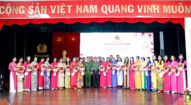 An Giang: Đảng uỷ, Ban Giám đốc Công an tỉnh tổ chức họp mặt kỷ niệm 114 năm Ngày Quốc tế Phụ nữ 8/3- Ảnh 6.