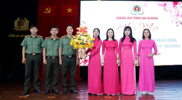 An Giang: Đảng uỷ, Ban Giám đốc Công an tỉnh tổ chức họp mặt kỷ niệm 114 năm Ngày Quốc tế Phụ nữ 8/3- Ảnh 7.