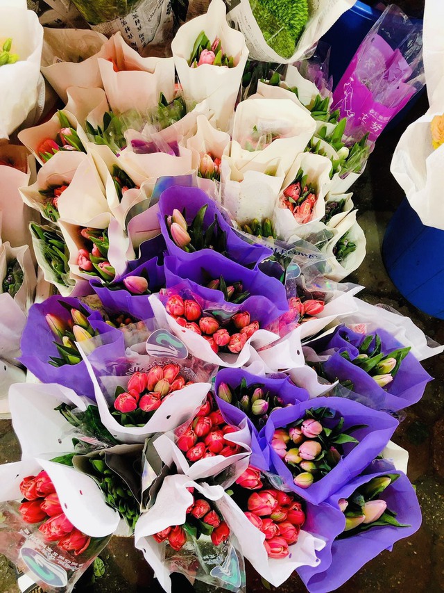 Sôi động thị trường hoa, quà tặng đón ngày Quốc tế phụ nữ 8/3- Ảnh 1.