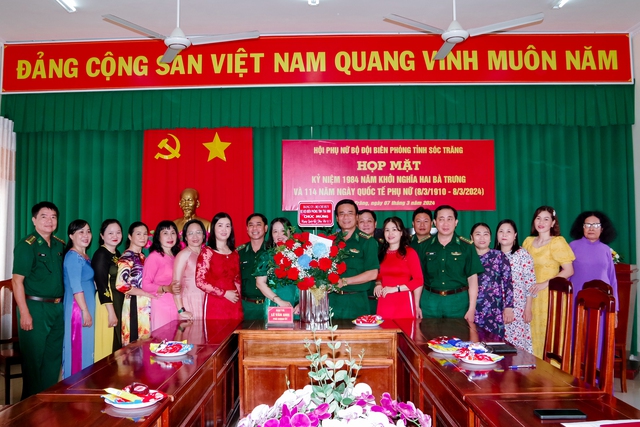 Đại tá Nguyễn Đức Minh, Chỉ huy trưởng BĐBP tỉnh Trà Vinh tặng quà chúc mừng hội phụ nữ BĐBP tỉnh Sóc Trăng.