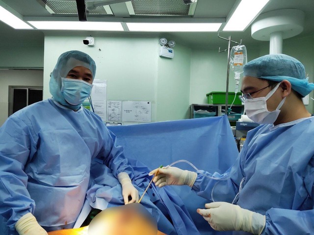 Các bác sĩ đang phẫu thuật cho bệnh nhân