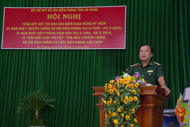 Đại tá Lê Hoàng Việt, Phó Chính ủy BĐBP tỉnh phát biểu tại Hội nghị.