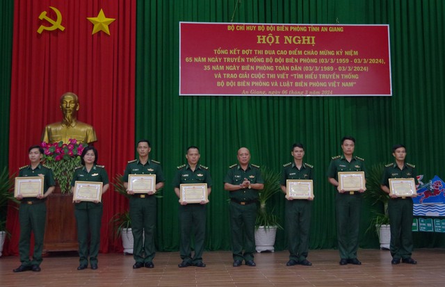 Đại tá Đinh Vũ Thủy, Phó Chỉ huy trưởng BĐBP tỉnh trao giấy khen cho các cá nhân có thành tích trong đợt thi đua cao điểm chào mừng kỷ niệm 65 năm Ngày truyền thống BĐBP, 35 năm Ngày Biên phòng toàn dân.
