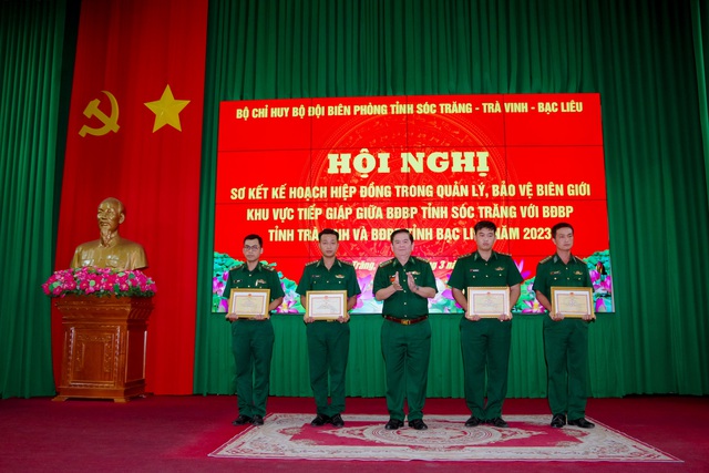 Đại tá Trịnh Kim Khâm, Chỉ huy trưởng BĐBP tỉnh Sóc Trăng khen thưởng cho các tập thể, cá nhân có thành tích tiêu biểu trong công tác phối hợp, hiệp đồng quản lý, bảo vệ biên giới khu vực tiếp giáp năm 2023.