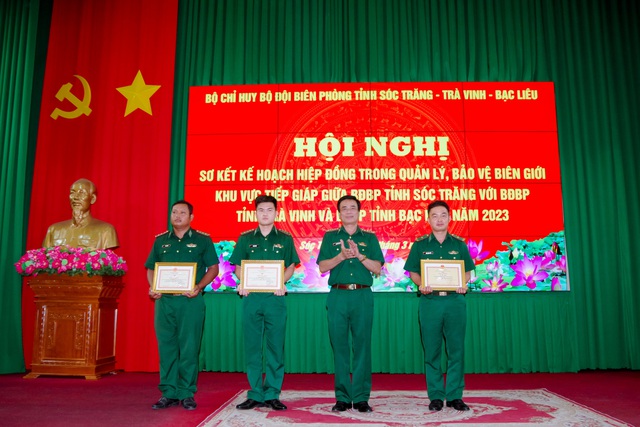 Đại tá Nguyễn Đức Minh, Chỉ huy trưởng BĐBP tỉnh Trà Vinh khen thưởng cho các tập thể, cá nhân có thành tích tiêu biểu trong công tác phối hợp, hiệp đồng quản lý, bảo vệ biên giới khu vực tiếp giáp năm 2023.
