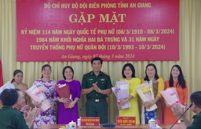 Đại tá Trần Quốc Khánh, Chỉ huy trưởng BĐBP tỉnh An Giang tặng hoa cho các chị em Hội Phụ nữ BĐBP tỉnh.