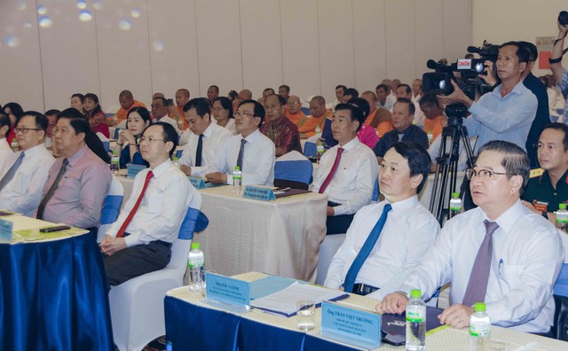 Bộ trưởng, Chủ nhiệm Ủy ban Dân tộc Hầu A Lềnh cùng lãnh đạo Thành ủy, HĐND, UBND thành phố Cần Thơ tham dự buổi họp mặt.