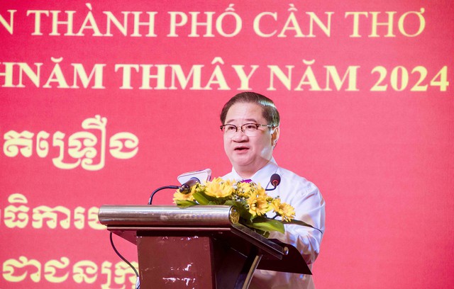 Chủ tịch UBND thành phố Cần Thơ Trần Việt Trường đọc thư chúc mừng Tết Chôl Chnăm Thmây năm 2024 của Thủ tướng Chính phủ gửi đồng bào, đồng chí và các vị chư tăng dân tộc Khmer.