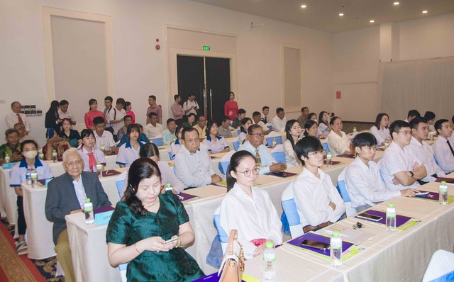 Các em sinh viên, học sinh người dân tộc Khmer tham dự buổi họp mặt.
