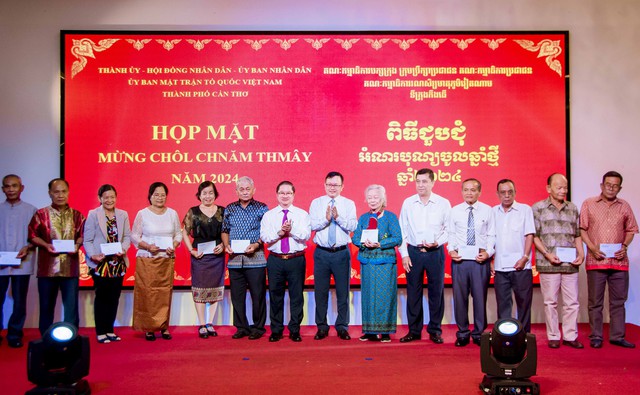 Chủ tịch UBND TP Cần Thơ Trần Việt Trường tặng quà người có uy tín trong đồng bào dân tộc Khmer.