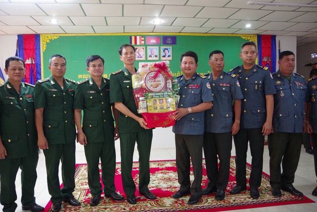 Đại tá Bùi Văn Bình thăm, tặng quà các vị Sư sãi, ban quản trị chùa chùa Xẻo Me, phường Vĩnh Phước, thị xã Vĩnh Châu.