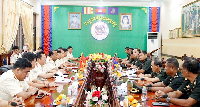 Công an tỉnh An Giang thăm chúc Tết Bộ tư lệnh Cảnh vệ Quân đội Hoàng gia Campuchia
