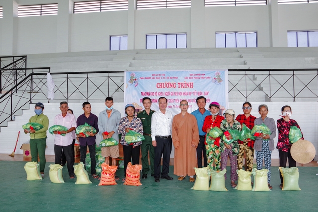 Đại diện lãnh đạo UBND thị xã Vĩnh Châu, đồn Biên phòng Vĩnh Châu và các nhà tài trợ tặng quà cho các hộ nghèo, người già neo đơn người dân tộc Khmer trên địa bàn phường 1, phường 2, phường Vĩnh Phước.