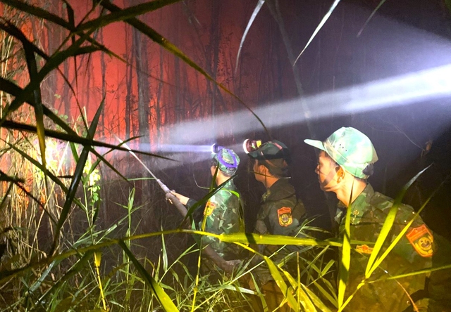 Cán bộ, chiến sĩ Đồn Biên phòng Khánh Hội tích cực tham gia chữa cháy.