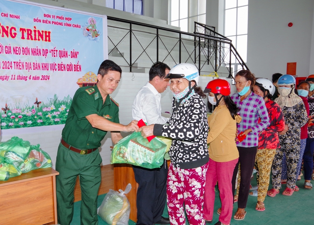 Thiếu tá Cao Trọng Thương, Đồn trưởng Đồn Biên phòng Vĩnh Châu, tặng quà cho người nghèo.
