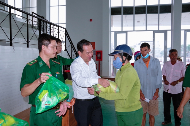 Phó Chủ tịch UBND thị xã Vĩnh Châu Trần Trí Vân (áo trắng), trao quà cho bà con Khmer có hoàn cảnh khó khăn.