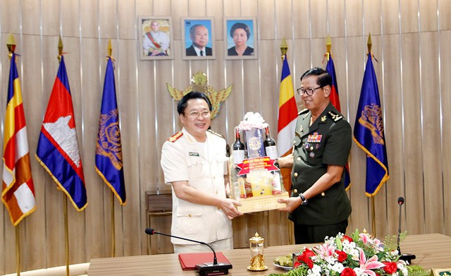 Đại tá Lâm Phước Nguyên, Giám đốc Công an tỉnh An Giang thăm chúc Tết và trao quà cho Thống tướng Meas SaVon, Tổng cục Trưởng Tổng cục Dịch vụ Quân sự - Bộ Quốc phòng Campuchia