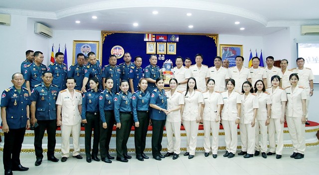 Đại tá Lâm Phước Nguyên, Giám đốc Công an tỉnh An Giang trao quà Tết cho Thiếu tướng Som ToLa, Chỉ huy trưởng Sở Chỉ huy Hiến binh tỉnh Kandal