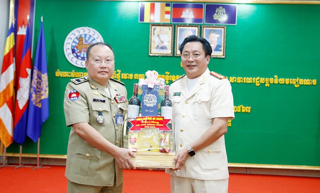 Đại tá Lâm Phước Nguyên, Giám đốc Công an tỉnh An Giang trao quà Tết cho Trung tướng Khov Ly, Giám đốc Công an tỉnh Kampong Chhnang