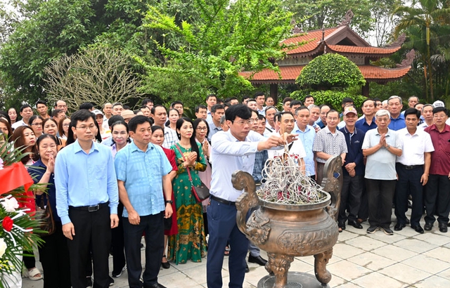 Đoàn đại biểu TP Vĩnh Yên: "Hành trình về nguồn" thăm, dâng hương tại ATK Định Hóa và ATK Tân Trào- Ảnh 1.