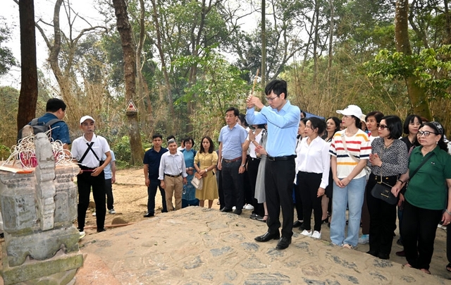 Đoàn đại biểu TP Vĩnh Yên: "Hành trình về nguồn" thăm, dâng hương tại ATK Định Hóa và ATK Tân Trào- Ảnh 2.