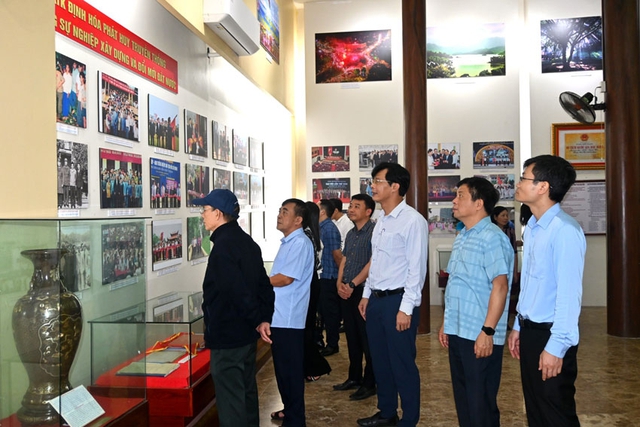 Đoàn đại biểu TP Vĩnh Yên: "Hành trình về nguồn" thăm, dâng hương tại ATK Định Hóa và ATK Tân Trào- Ảnh 3.