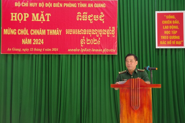 Thượng tá Nguyễn Văn Hiệp, Bí thư Đảng ủy, Chính uỷ BĐBP tỉnh phát biểu tại buổi họp mặt.