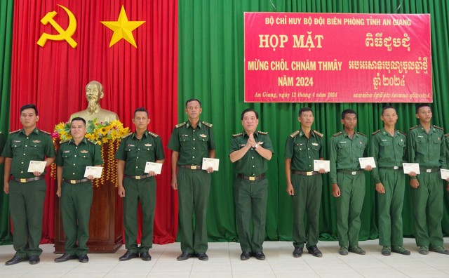 Thượng tá Nguyễn Văn Hiệp, Chính uỷ BĐBP tỉnh tặng quà cho cán bộ, chiến sĩ người dân tộc Khmer.
