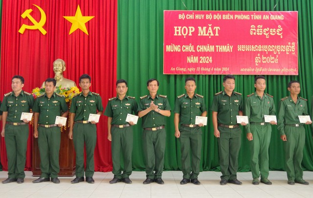 Thượng tá Châu Quang Thái, Phó Chủ nhiệm Chính trị BĐBP tỉnh tặng quà cho cán bộ, chiến sĩ người dân tộc Khmer.