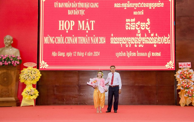 Ông Nguyễn Hoàng Triệu, Trưởng ban Dân tộc tỉnh Hậu Giang tặng hoa cám ơn đội văn nghệ Trung tâm Văn hóa Tỉnh.