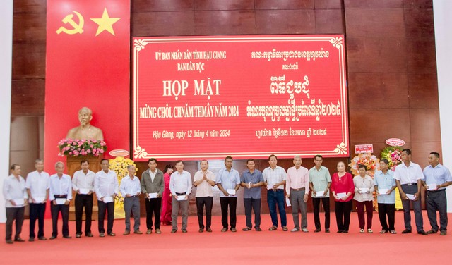 Nguyễn Hoàng Hành, Phó Vụ trưởng Vụ Công tác dân tộc địa phương, Ủy ban Dân tộc lên tặng quà người có uy tín.