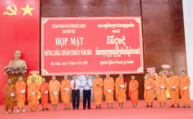 Phó Chủ tịch UBND tỉnh Hậu Giang Nguyễn Văn Hòa và ông Nguyễn Hoàng Triệu, Trưởng Ban Dân tộc tỉnh tặng quà chúc tết cho các vị sư đại diện cho 15 chùa Phật giáo Nam tông Khmer trong tỉnh.