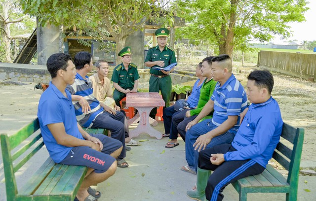 Tổ công tác đồn Biên phòng Vĩnh Điều và các thành viên tổ giữ gìn an ninh xóm, ấp tuyên truyền với người dân Campuchia không được chăn thả trâu, bò, qua lại biên giới trái quy định.