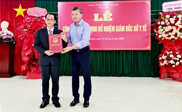 Phó Chủ tịch UBND tỉnh Kiên Giang Nguyễn Lưu Trung trao Quyết định tiếp nhận, bổ nhiệm công chức biệt phái giữ chức Giám đốc Sở Y tế tỉnh Kiên Giang đối với Đại tá Hồ Văn Dũng.