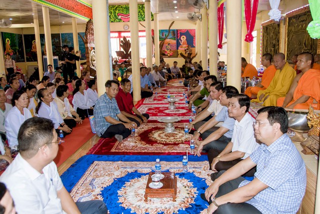 Các đại biểu tham dự buổi đến thăm, chúc Tết Chôl Chnăm Thmây tại chùa Rạch Giồng.