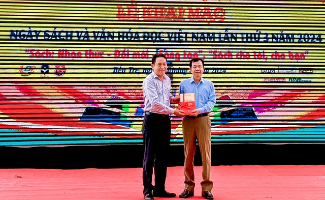 Ông Nguyễn Viết Thoại - Phó Vụ trưởng, Phó Giám đốc NXB Chính trị quốc gia Sự thật - Chi nhánh Cần Thơ trao tặng sách cho tỉnh Bến Tre.