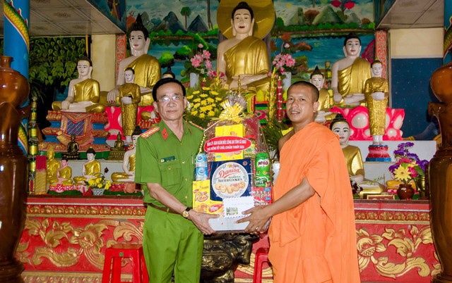 Đại tá Phạm Minh Lũy - Phó Giám đốc Công an tỉnh Cà Mau tặng quà của Đảng ủy, Ban Giám đốc Công an tỉnh cho chùa Rạch Giồng.
