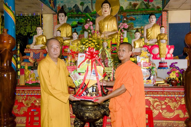 Đại diện Ban quản trị GHPG Việt Nam huyện Thới Bình tặng quà mừng Tết Chôl Chnăm Thmây cho chùa Rạch Giồng.