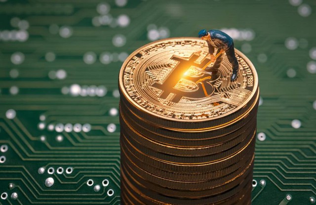 Giá Bitcoin hôm nay 16/4: Thợ đào có thể bán ra 5 tỷ USD Bitcoin hậu halving- Ảnh 1.
