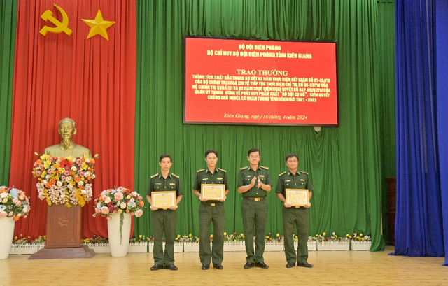 Đại tá Huỳnh Văn Đông, Bí thư Đảng ủy, Chín ủy BĐBP tỉnh trao Giấy khen của Bộ chỉ huy BĐBP tỉnh cho các tập thể và cá nhân.