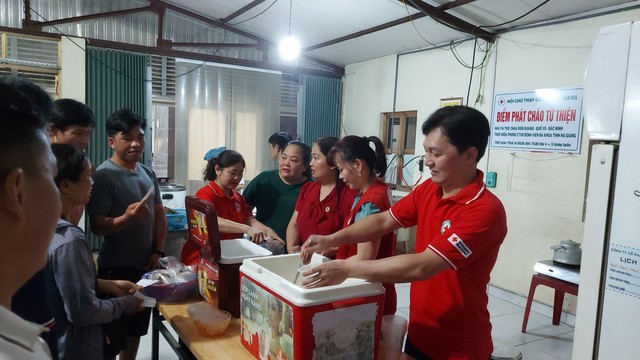 Hội Chữ thập đỏ huyện Vũ Thư: Những "nồi cháo yêu thương" ấm lòng bệnh nhân nghèo- Ảnh 4.