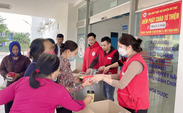 Hội Chữ thập đỏ huyện Vũ Thư: Những "nồi cháo yêu thương" ấm lòng bệnh nhân nghèo- Ảnh 3.
