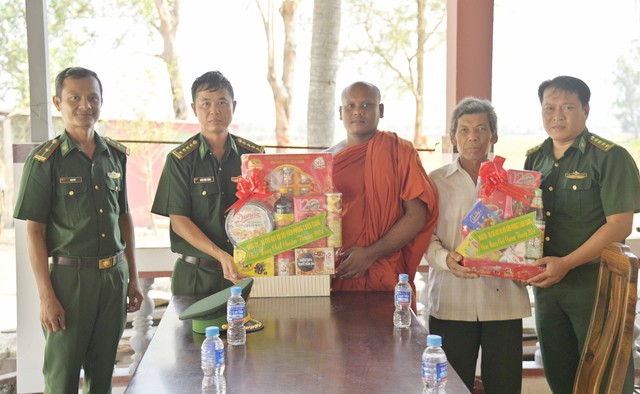 Đại tá Doãn Đình Tránh - Phó Chính ủy BĐBP tỉnh và Ban chỉ huy đồn Biên phòng Phú Mỹ trao quà cho trụ trì chùa và người có uy tín tại chùa chùa Tà Teng.