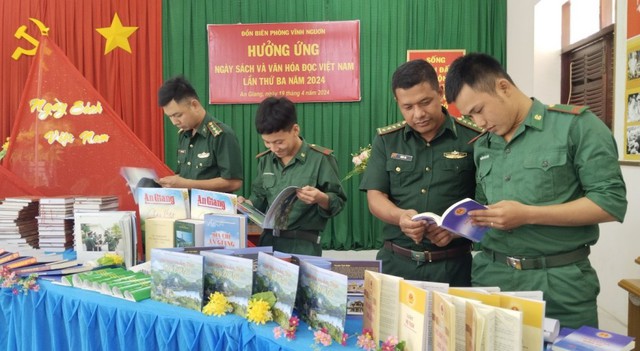 An Giang: Sôi nổi Ngày Sách và văn hóa đọc Việt Nam với cán bộ, chiến sĩ BĐBP tỉnh- Ảnh 4.