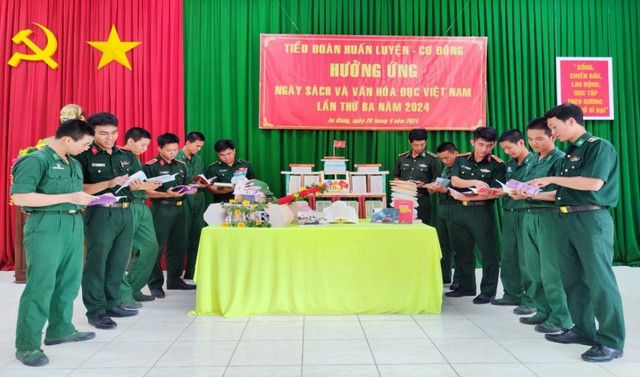 An Giang: Sôi nổi Ngày Sách và văn hóa đọc Việt Nam với cán bộ, chiến sĩ BĐBP tỉnh- Ảnh 5.