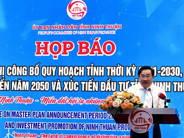 Ông Trịnh Minh Hoàng - Phó Chủ tịch UBND tỉnh Ninh Thuận phát biểu tại buổi họp báo.