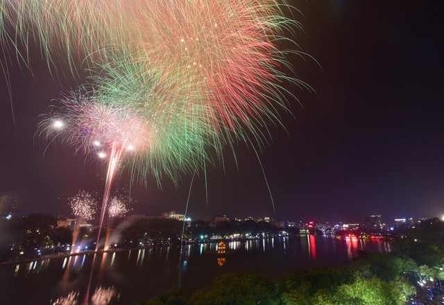 Hà Nội sẽ bắn pháo hoa tại 6 quận huyện nhân kỷ niệm 70 năm Ngày Giải phóng Thủ đô 10/10- Ảnh 1.